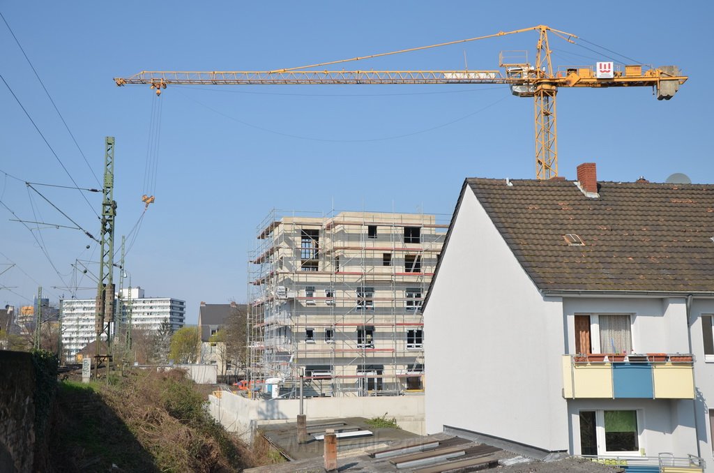 Einsatz BF Koeln Kran beruehrt Oberleitung DB Koeln Gremberg Taunusstr P035.JPG